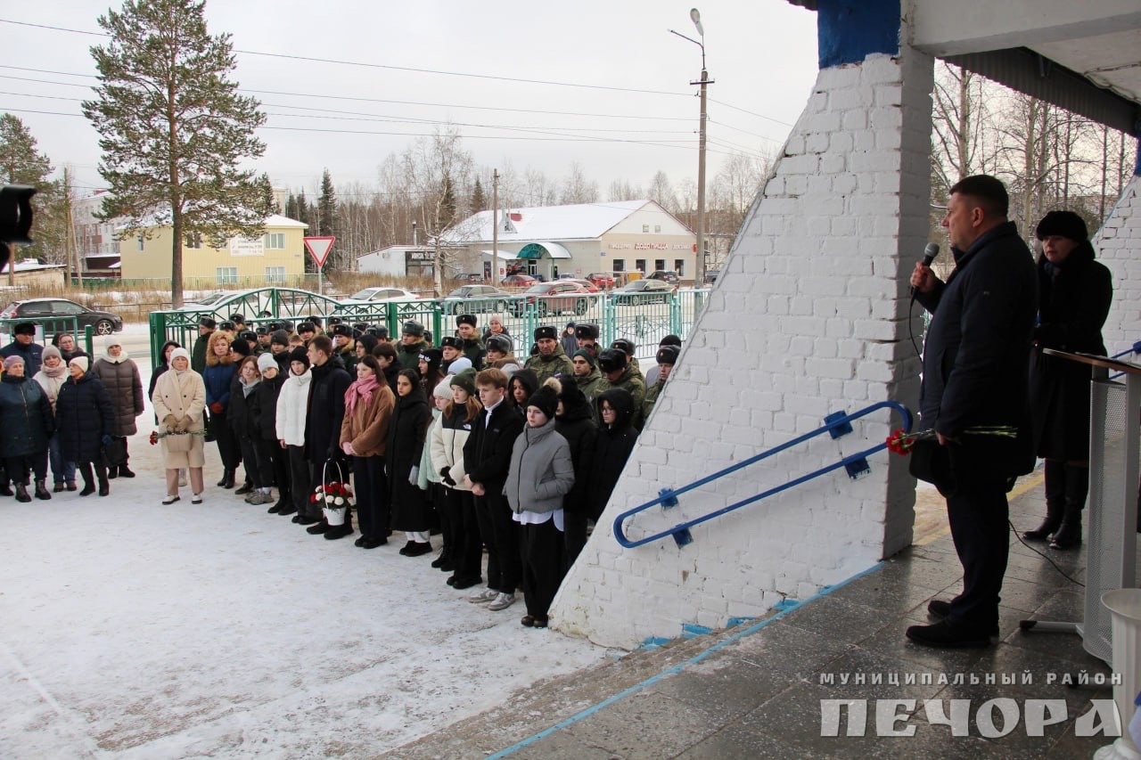 В Печоре открыли мемориальную доску погибшему участнику СВО Евгению Цимбалу  | 27.10.2023 | Сыктывкар - БезФормата