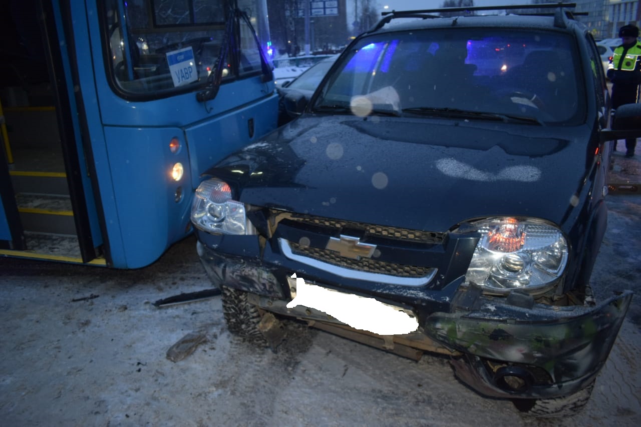 В Ухте столкнулись две иномарки и автобус « БНК