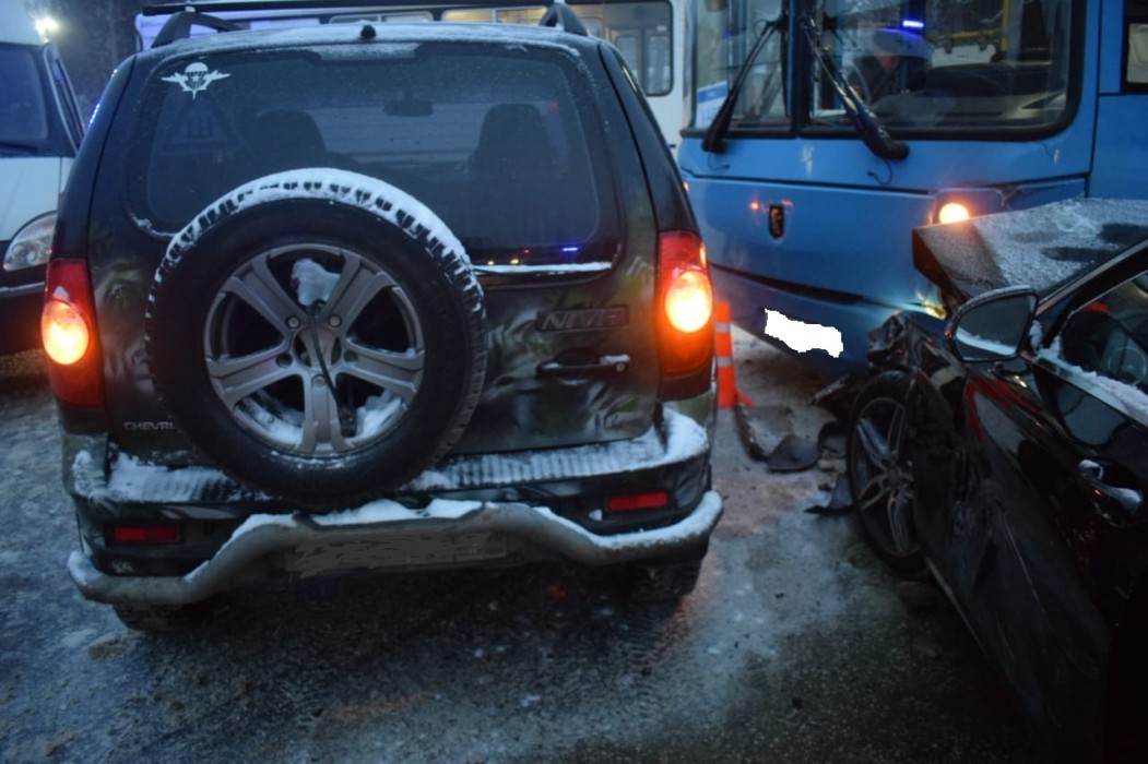 В Ухте столкнулись две иномарки и автобус