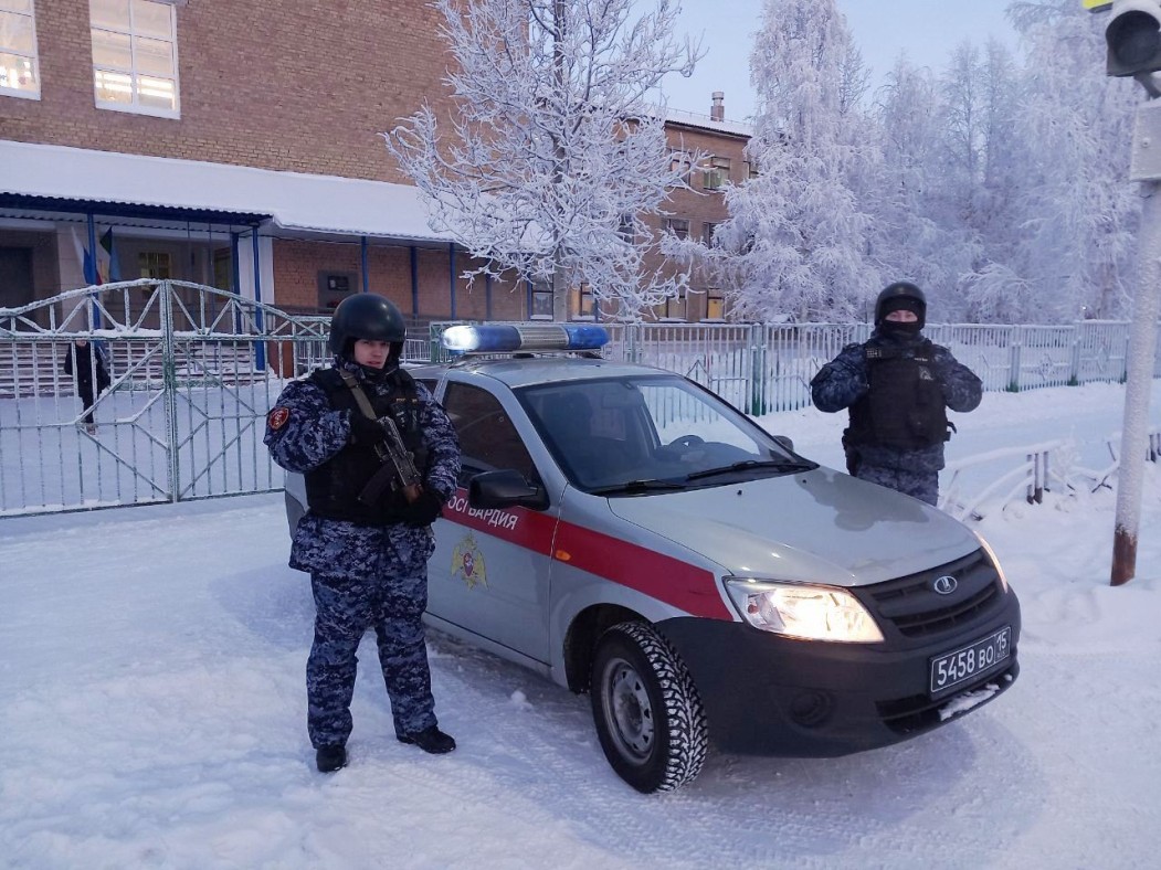 В Печоре мужчину вывели из школы в наручниках 