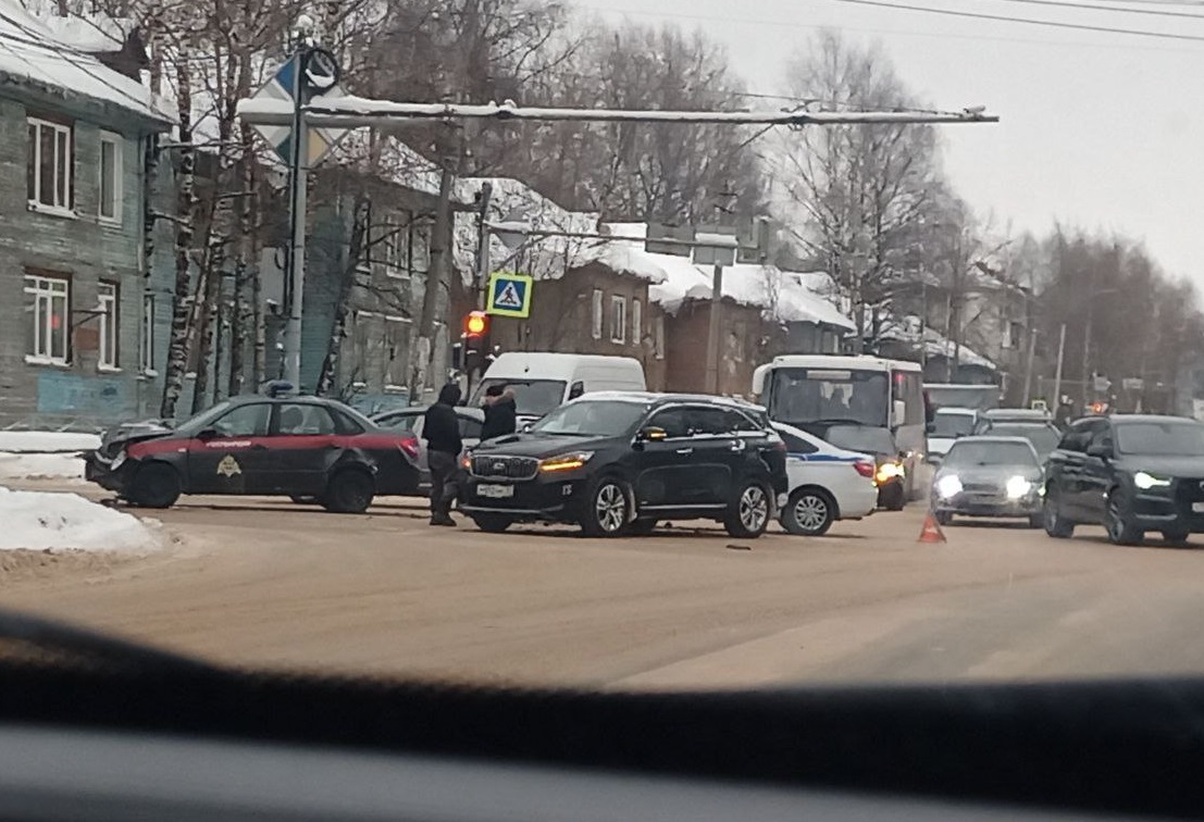 В Сыктывкаре столкнулись легковушка и машина Росгвардии | 24.01.2024 |  Сыктывкар - БезФормата