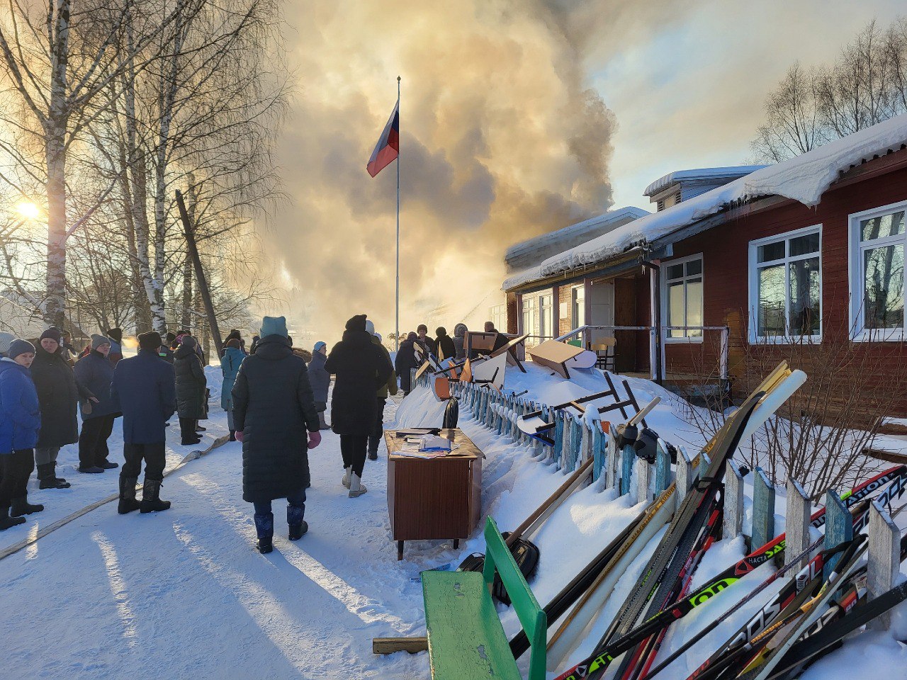 В койгородской Гриве местные жители присоединились к разбору сгоревшей школы  « БНК