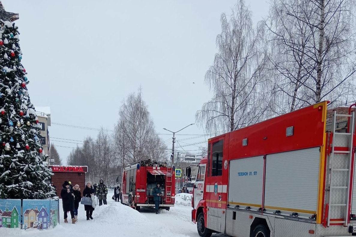 К ТРЦ «Парма» в Сыктывкаре съехались пожарные расчеты « БНК