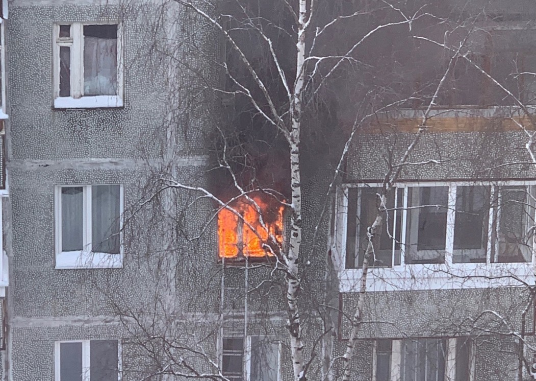 В Сыктывкаре из-за горящей квартиры вызвали пожарных