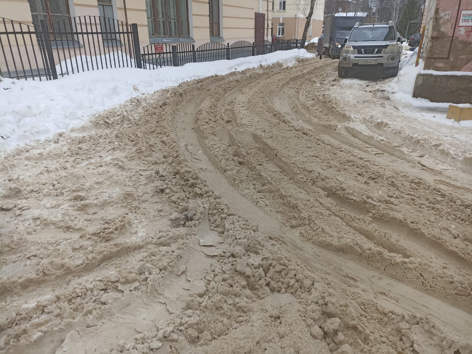 В городах и районах Коми мусоровозы застревают в снежной каше « БНК