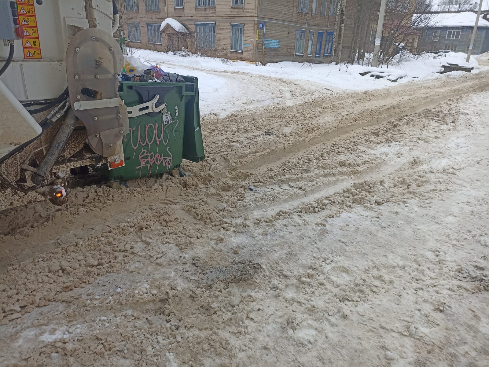 В городах и районах Коми мусоровозы застревают в снежной каше « БНК