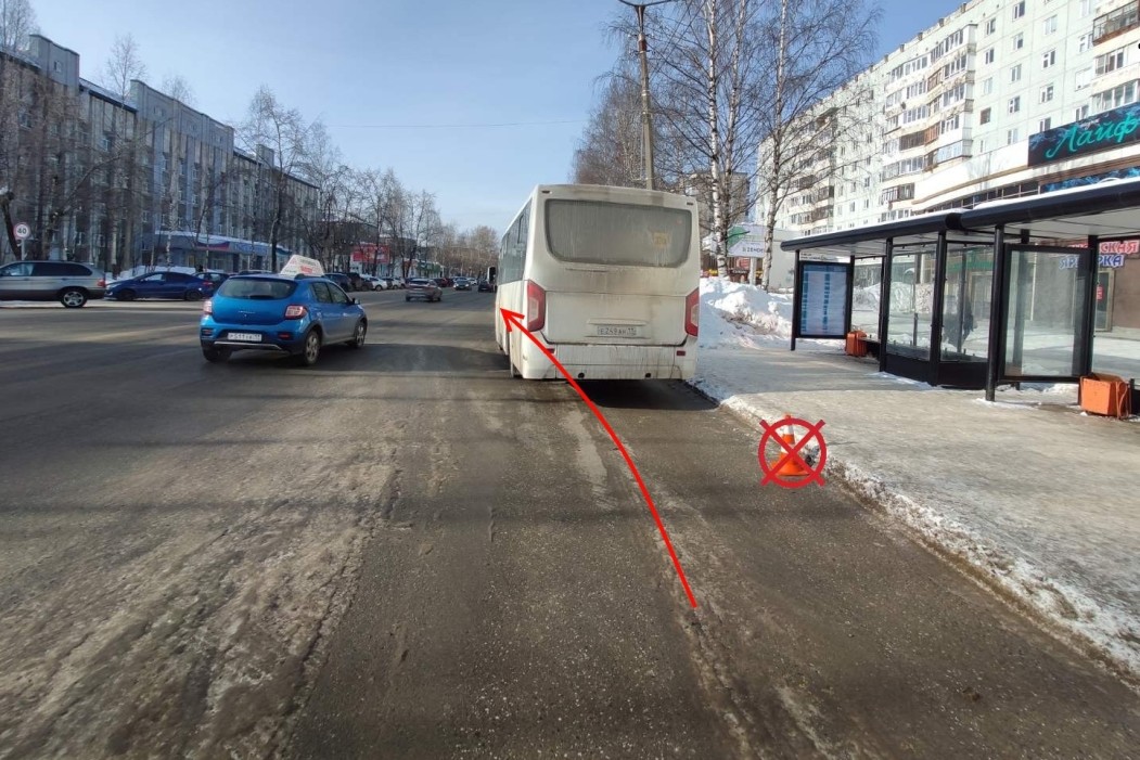 В Сыктывкаре женщина выпала из автобуса