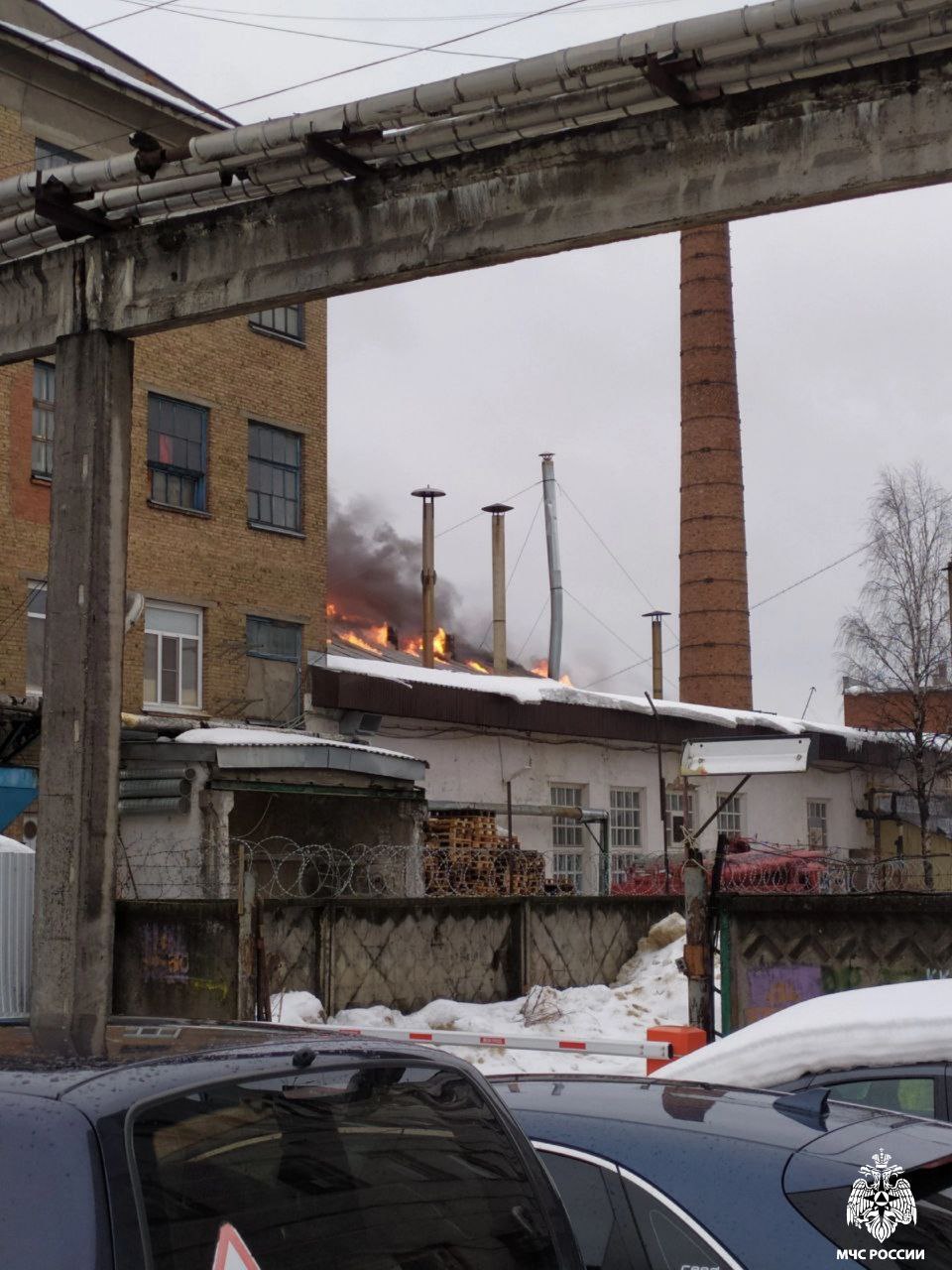 В Сыктывкаре горит хлебозавод « БНК