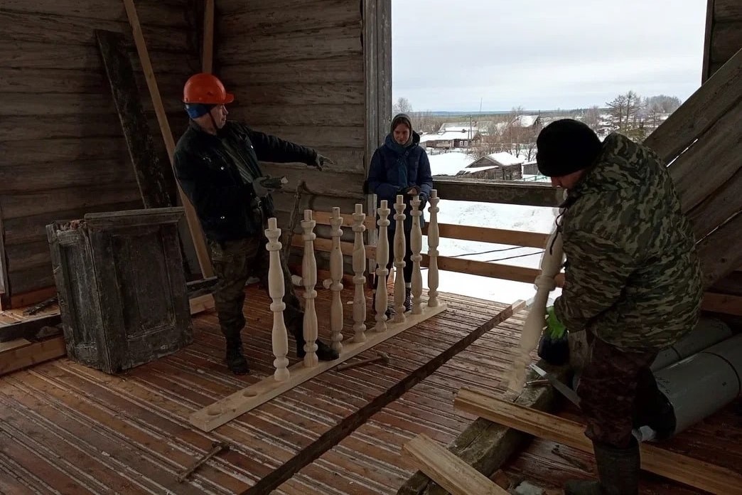 Волонтеры собрали деньги для восстановления старинной колокольни в Ижемском районе