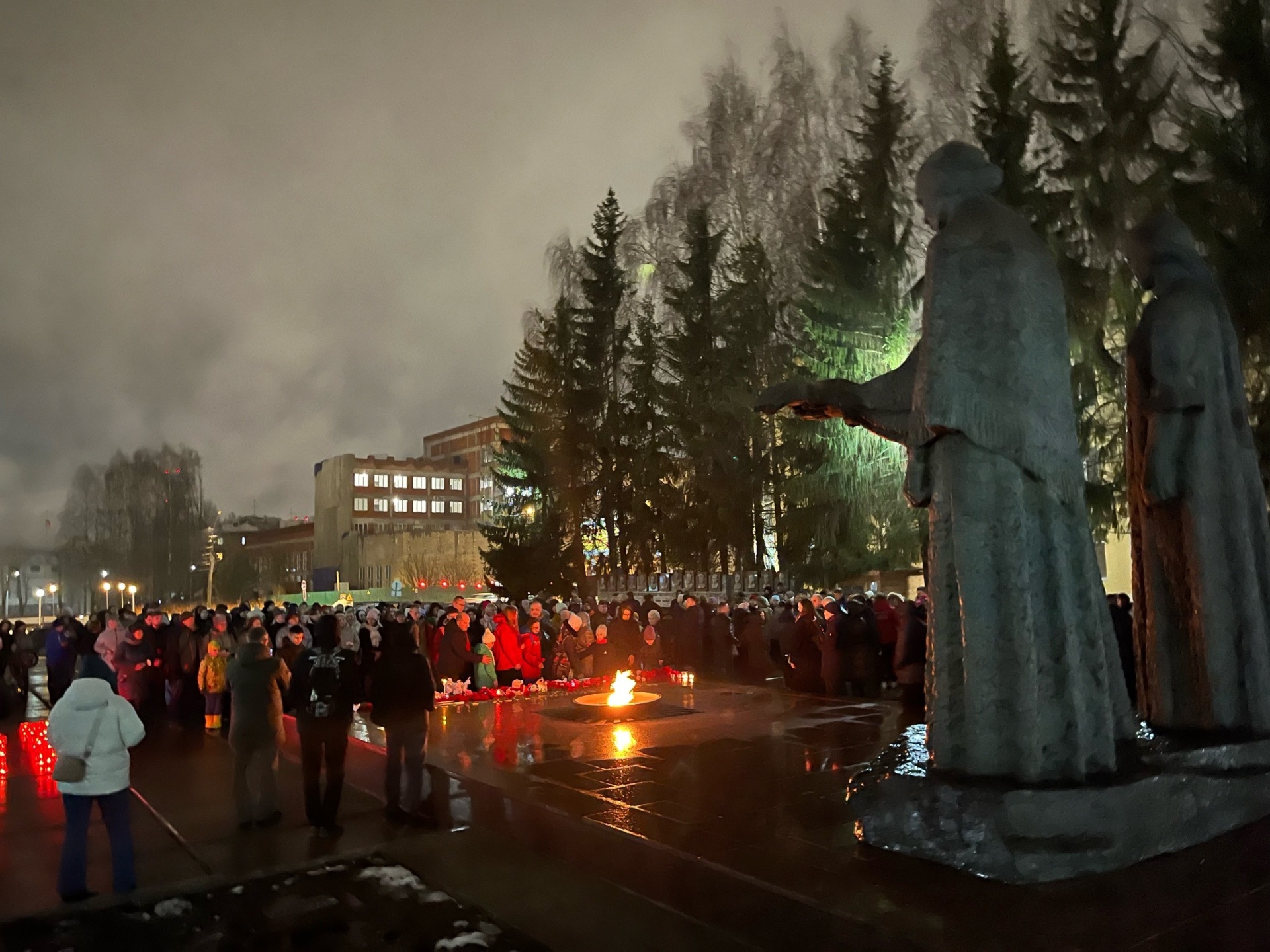 В Коми зажгли свечи в память о жертвах теракта в «Крокус Сити Холле» « БНК