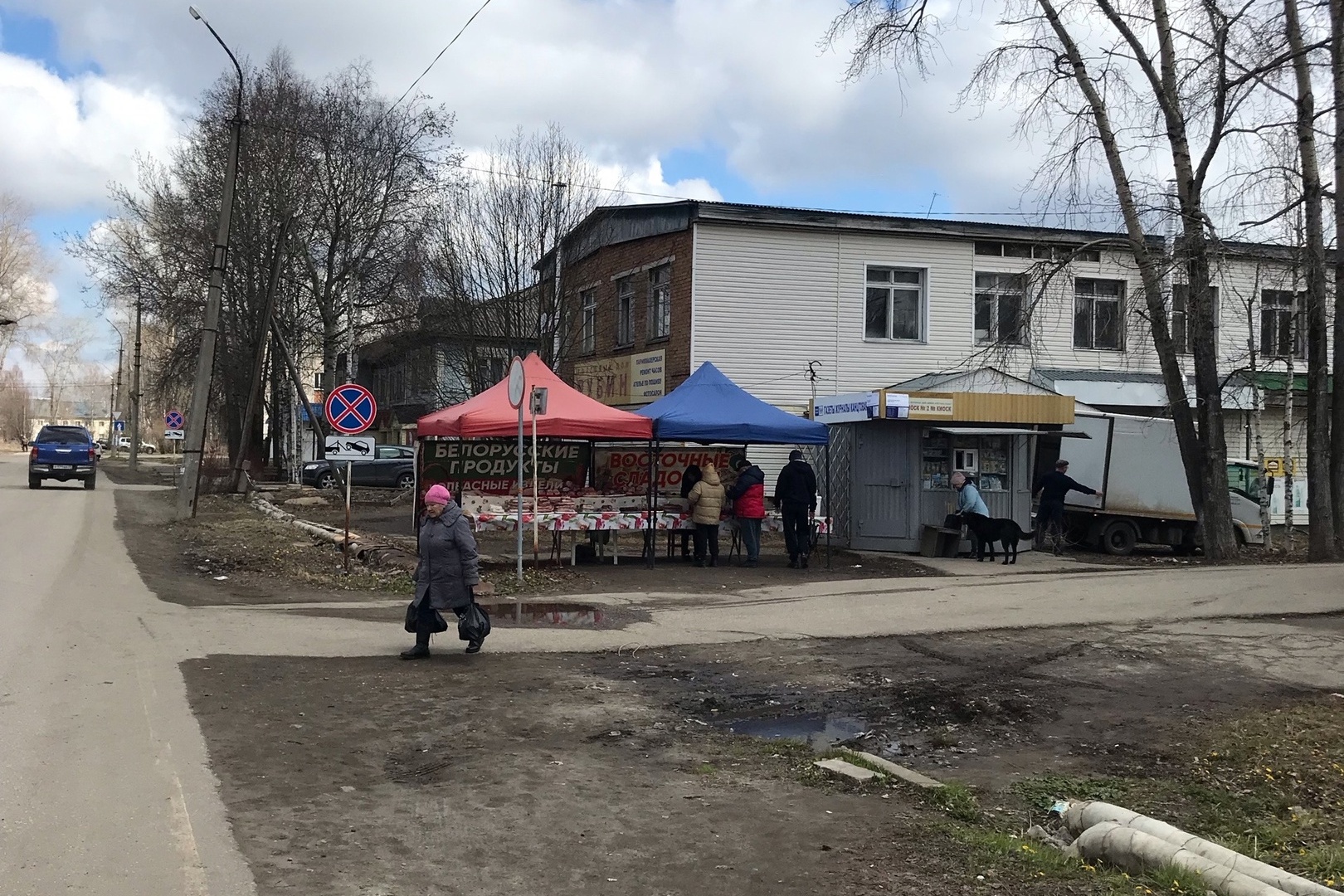 Народный корреспондент: «В Емве мясом и колбасой торгуют под солнцем и в  дорожной пыли» « БНК