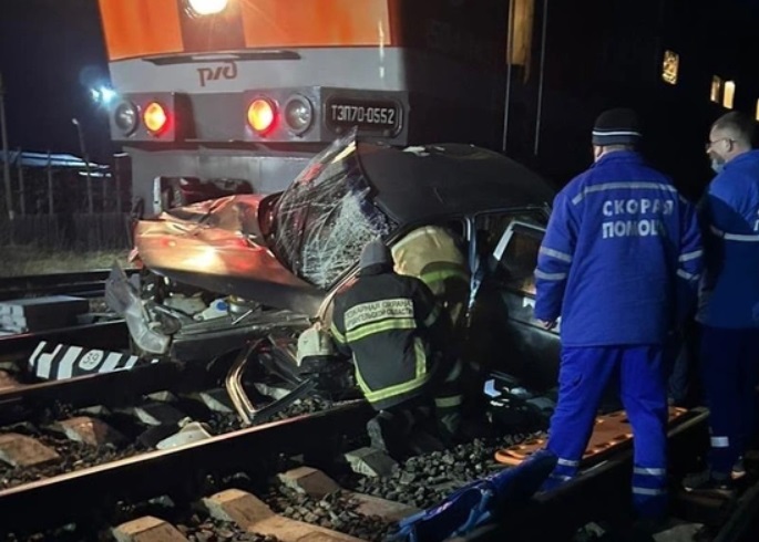 Поезд Воркута — Москва протаранил автомобиль