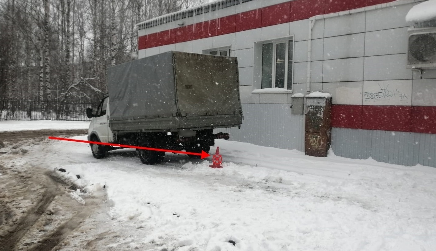 В Сыктывкаре водитель «Газели» сбил 94-летнего пешехода возле «Магнита» |  10.05.2024 | Сыктывкар - БезФормата