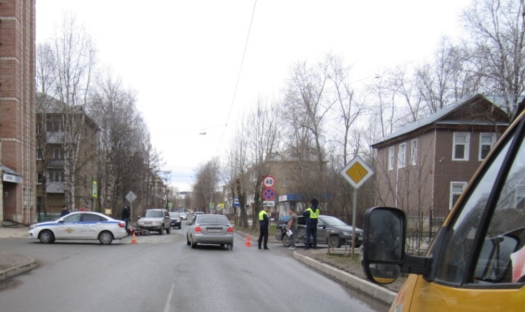 
В Ухте мотоцикл после столкновения с встречным автомобилем отбросило на «Ниву»