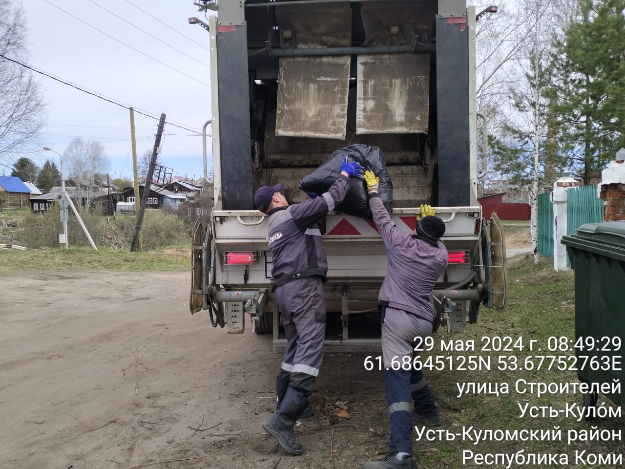 Региональный оператор Севера» помогает Усть-Кулому вычистить контейнерные  площадки после субботников « БНК