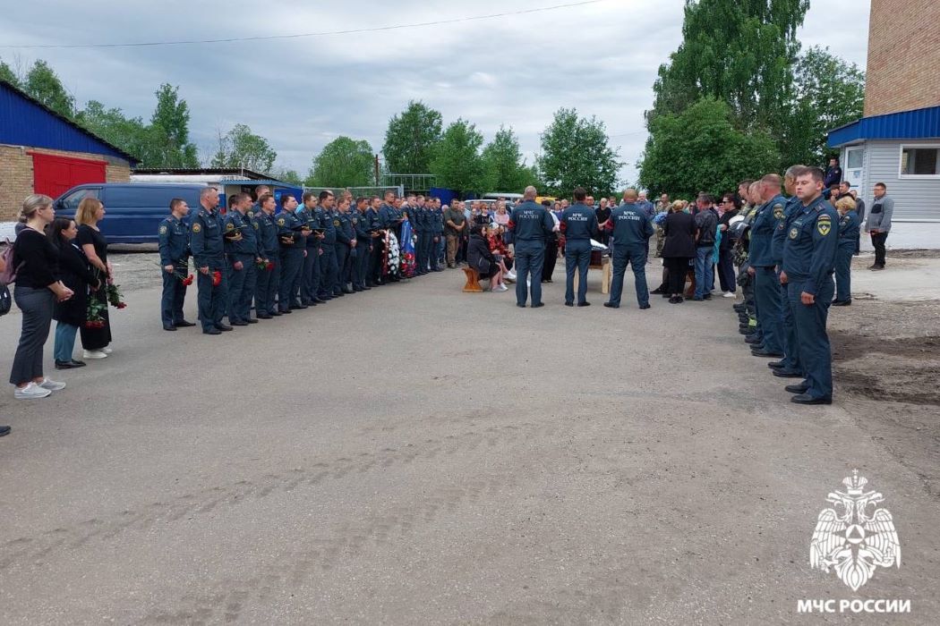 
В Емве простились со спасшим девочку сотрудником МЧС