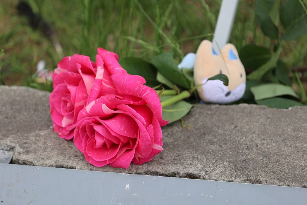 
Интинцы несут цветы к мемориалу погибшей при сходе поезда девочке