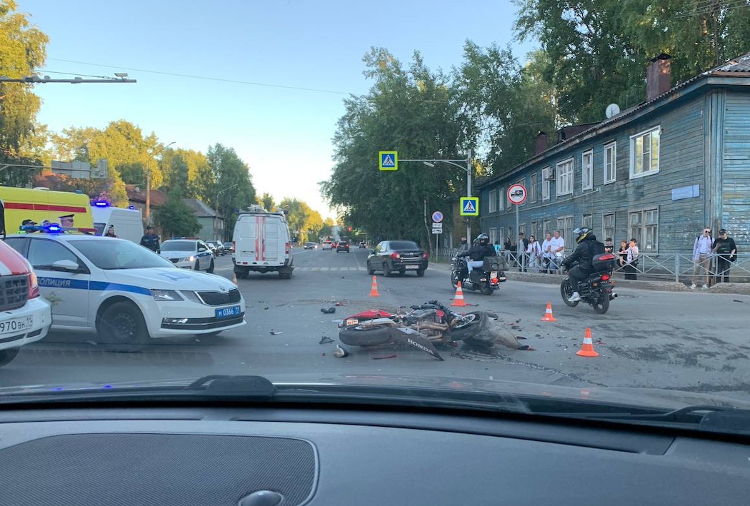 Народный корреспондент: «Мотоциклист пострадал на перекрестке в Сыктывкаре»