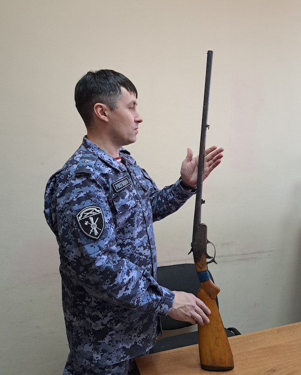 
Жители Усть-Куломского района сдали в Росгвардию предметы вооружения