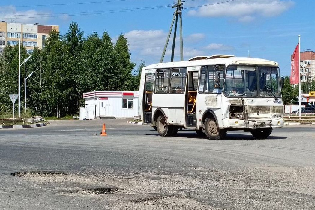 Пассажирский автобус не пропустил иномарку в Сыктывкаре