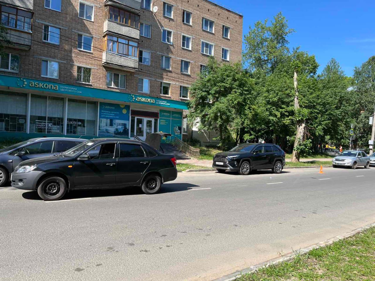 В Сыктывкаре двухлетняя девочка выбежала под колеса машины | 05.07.2024 |  Сыктывкар - БезФормата