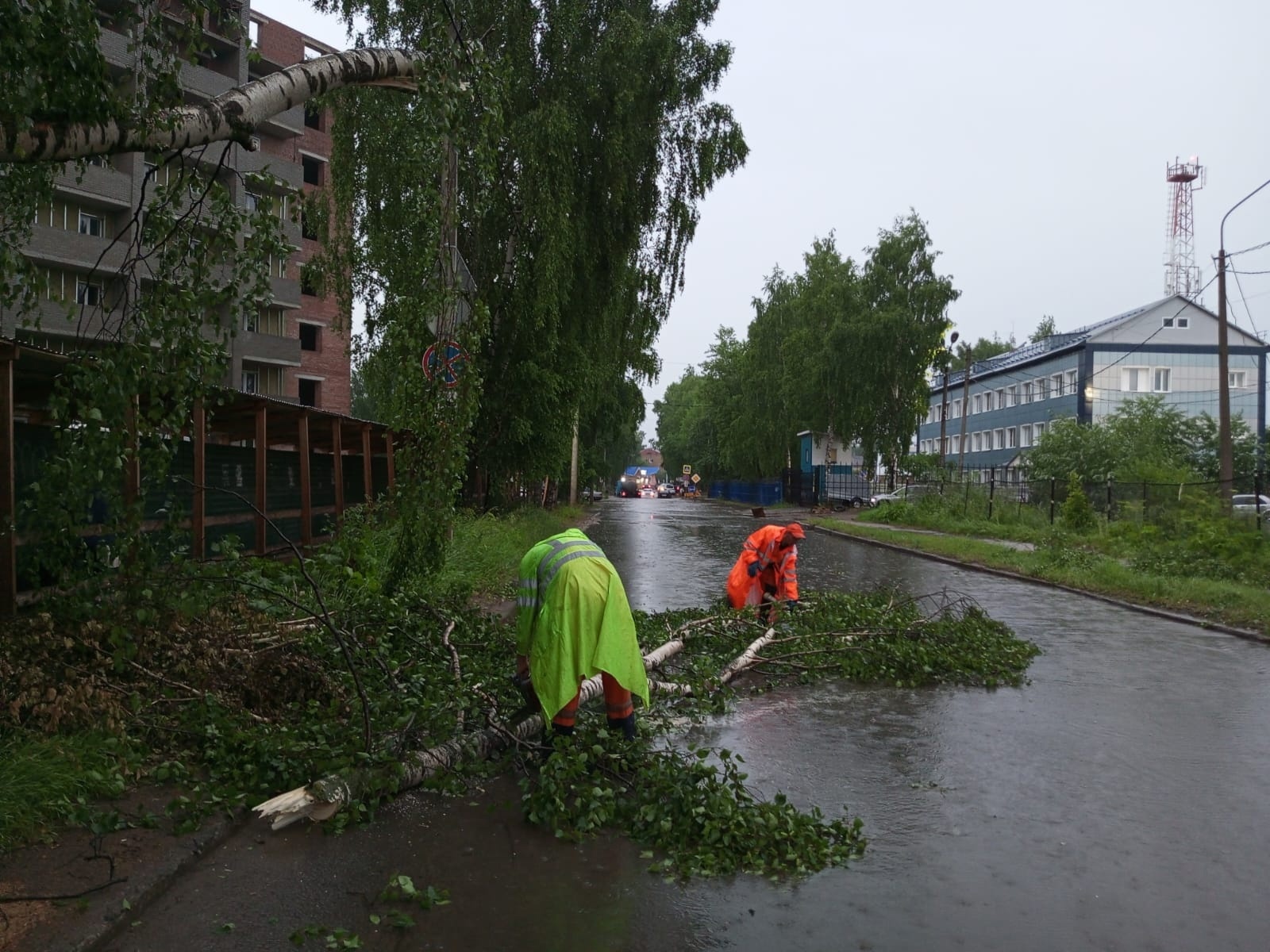 На улицах столицы Коми устраняют последствия шквала « БНК