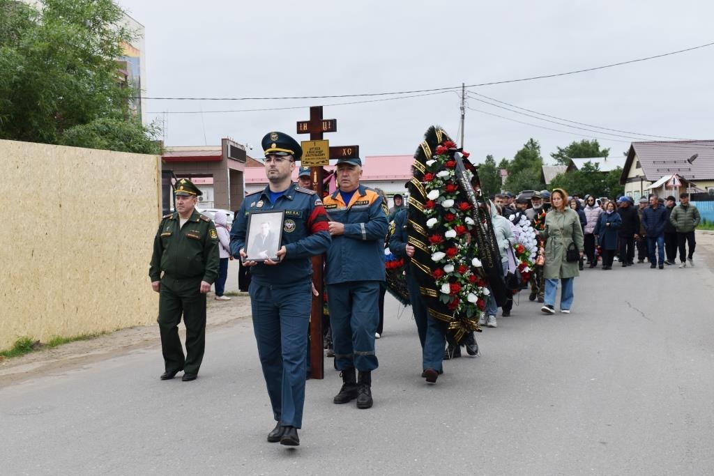 В Ижме проводили в последний путь участника спецоперации Александра Артеева