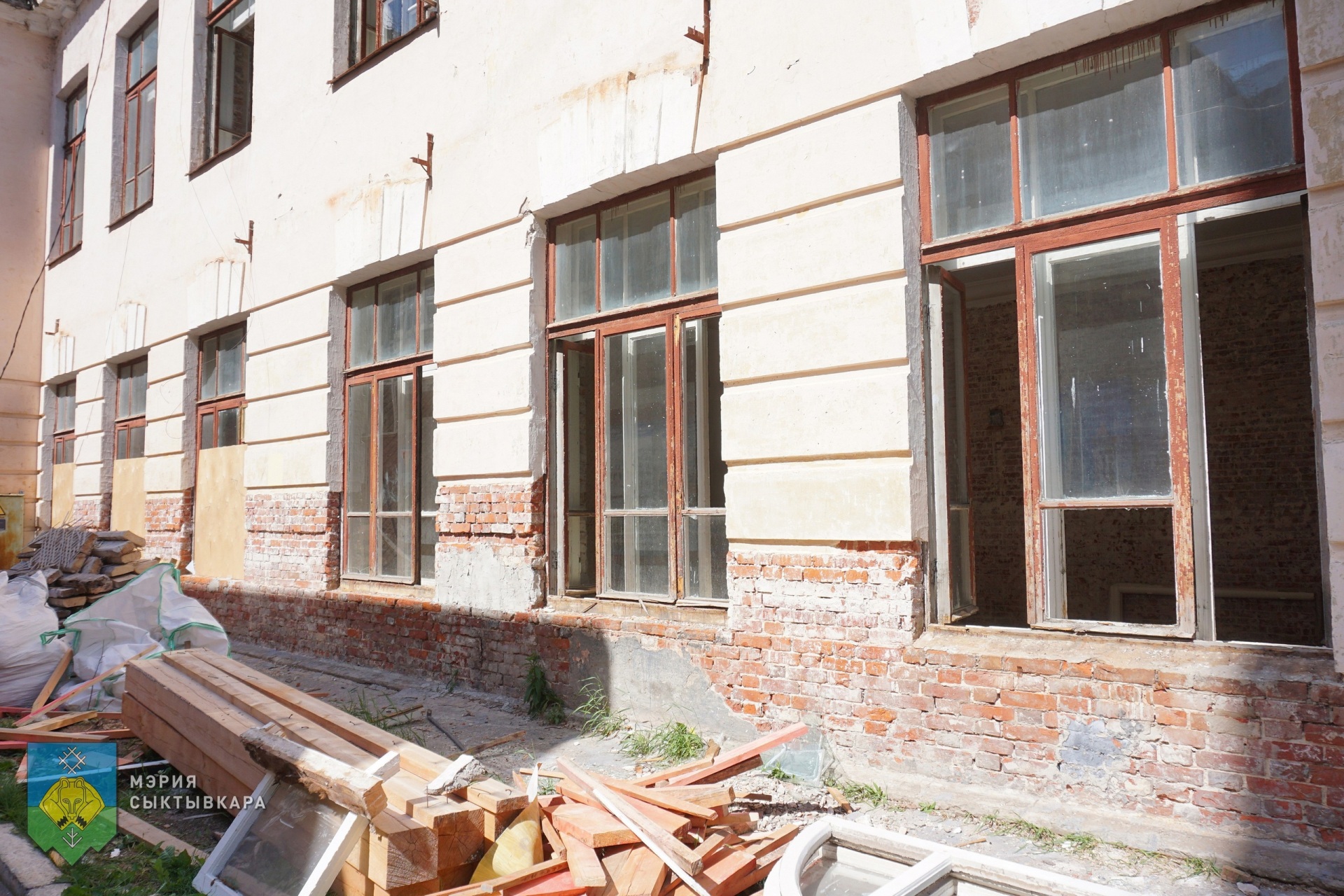
Новгородские кирпичи и чугунные вьюшки нашли во время ремонта школы в Сыктывкаре