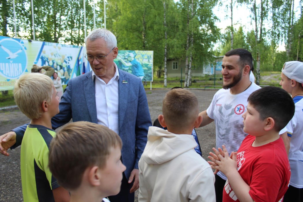 В детском лагере «Чайка» торжественно открыли профильную смену по самбо