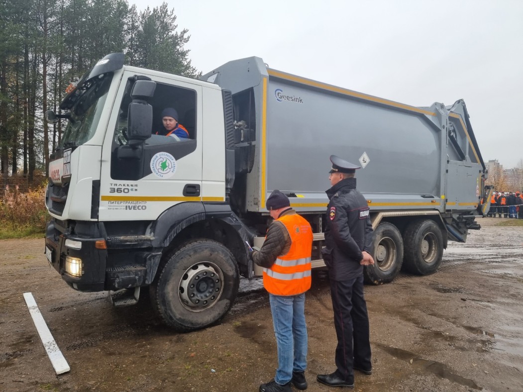 В Ухте определили лучших водителей мусоровозной техники