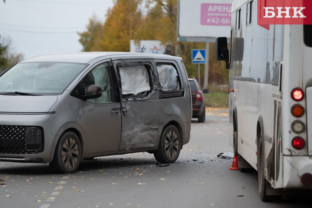 В сыктывкарской Орбите столкнулись автобус и минивен