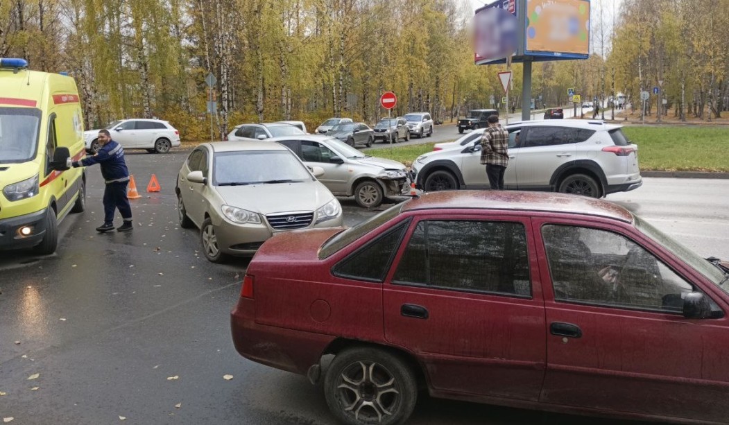 В Сыктывкаре Lada «пережила» двойное столкновение