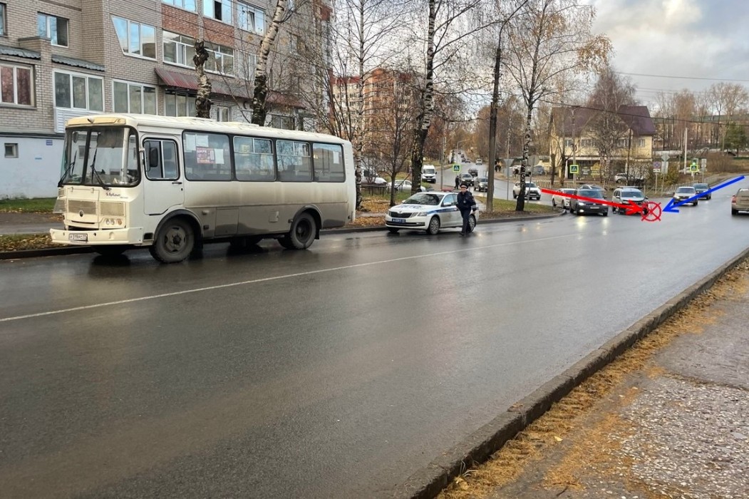 Пассажир автобуса в столице Коми повредил колено из-за неуступчивого «Ларгуса»