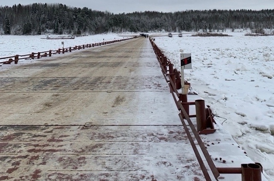 Водителей призвали соблюдать ограничения на зимнем мосту через Печору