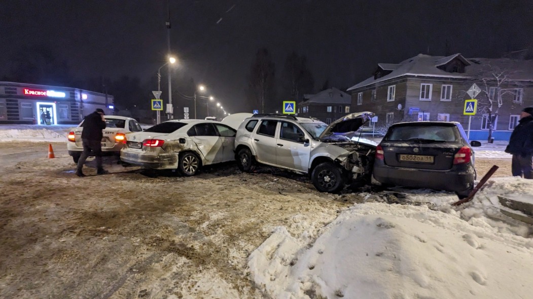 В Краснозатонском столкнулись четыре автомобиля