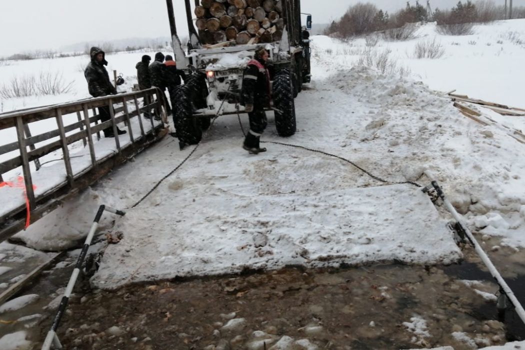 В Усть-Куломском районе лесовоз повредил наплавной мост