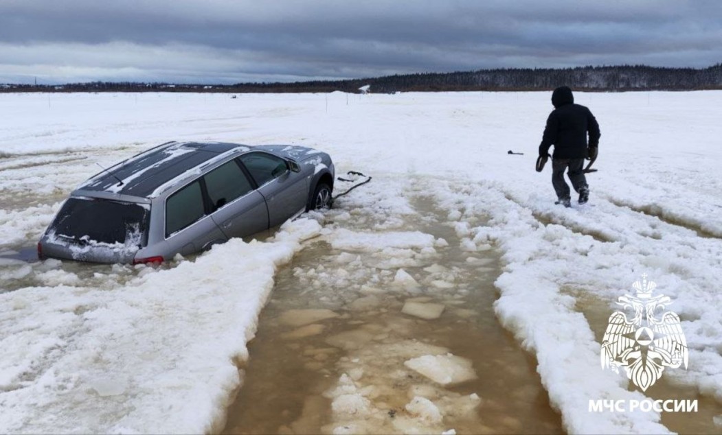 На печорской переправе Audi ушел под воду