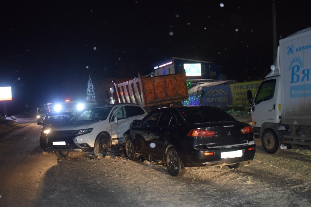 В Ухте женщина выезжала со двора и попала в тройное ДТП