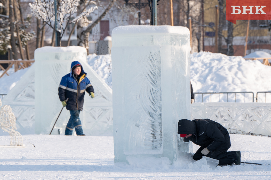 В Сыктывкаре разбирают новогодний городок