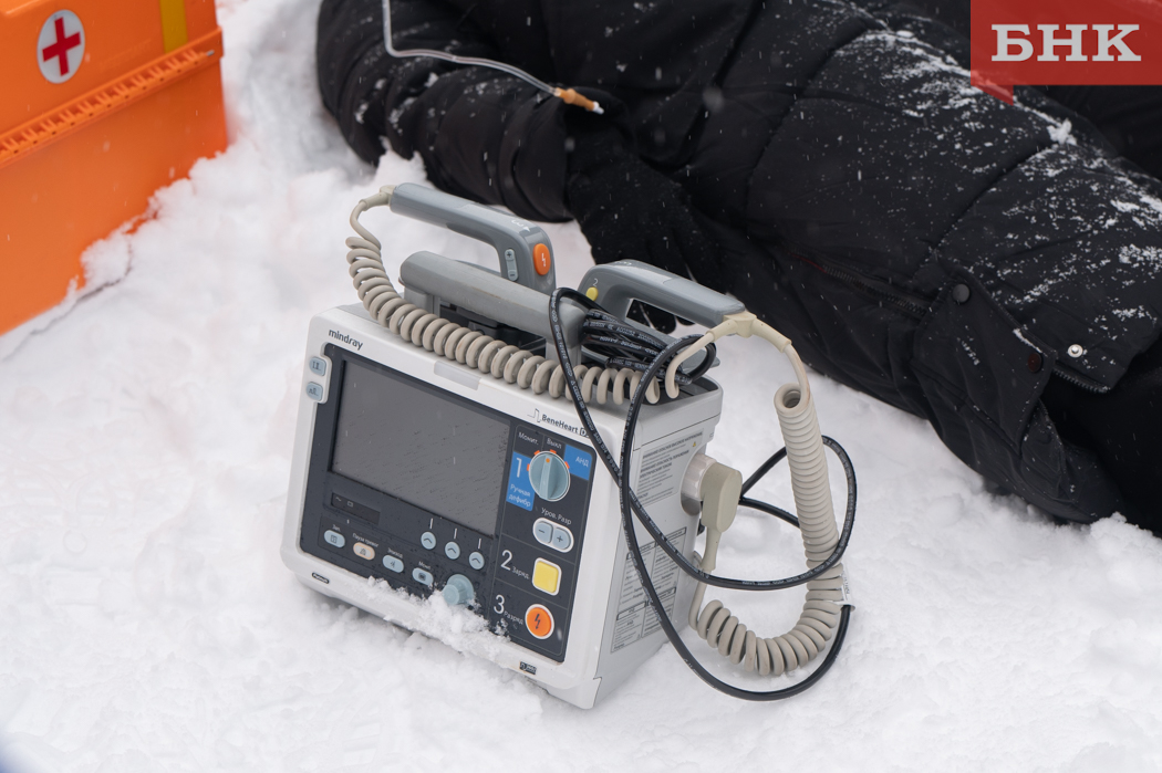 В Усть-Вымском районе столкнулись автобус и легковушка, погиб мужчина