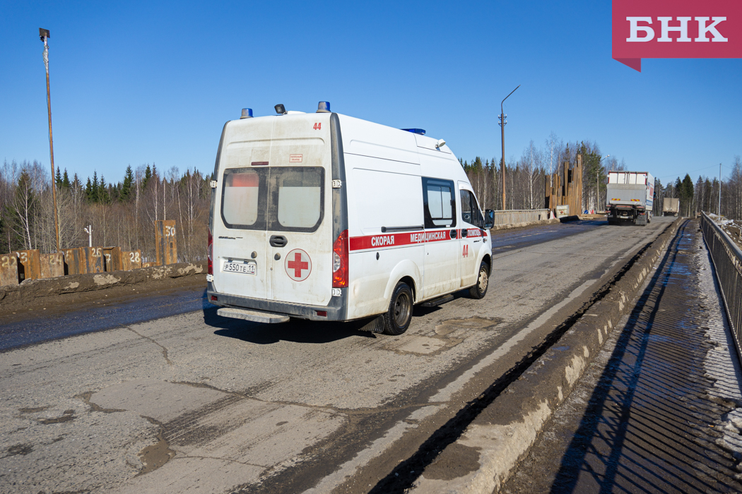 В Троицко-Печорском районе решают проблему блокировки топливных карт скорой помощи