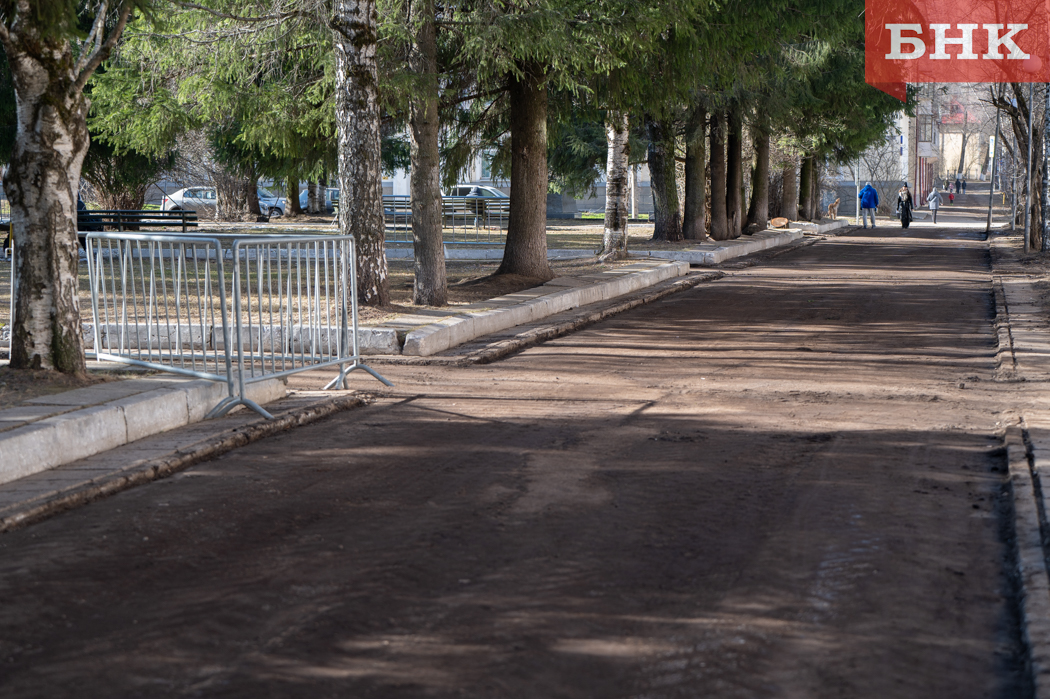 В сквере за мемориалом «Вечная Слава» в столице Коми ремонтируют пешеходную зону