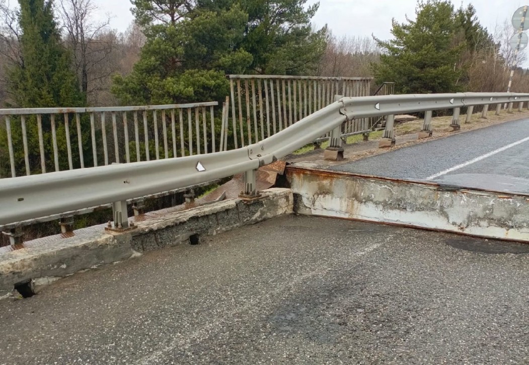 Из-за обрушения пролета мост на трассе «Вятка» закрыли для проезда