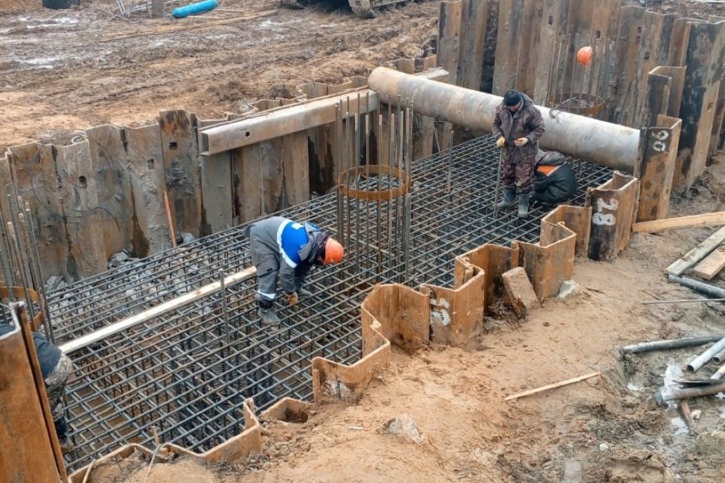 На строительстве нового моста через реку Лемью завершено бетонирование свай всех опор