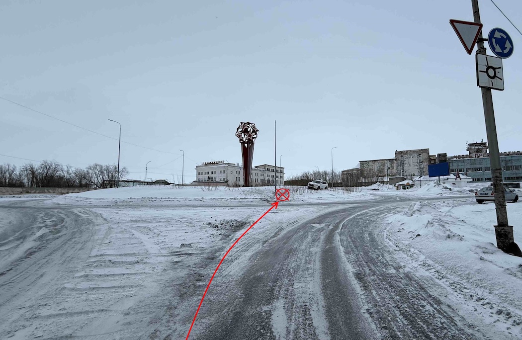 В Воркуте иномарке «помешал» столб на обочине дороги