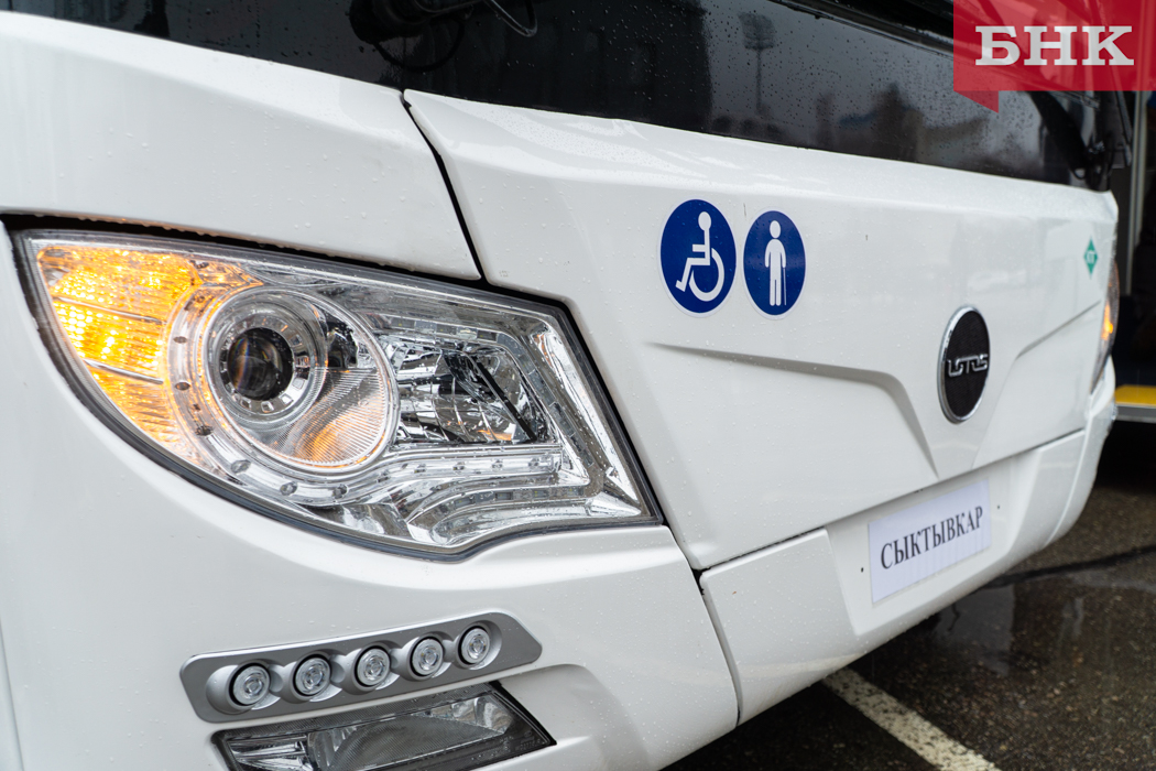 В Сыктывкаре автобус «самостоятельно» приехал во двор