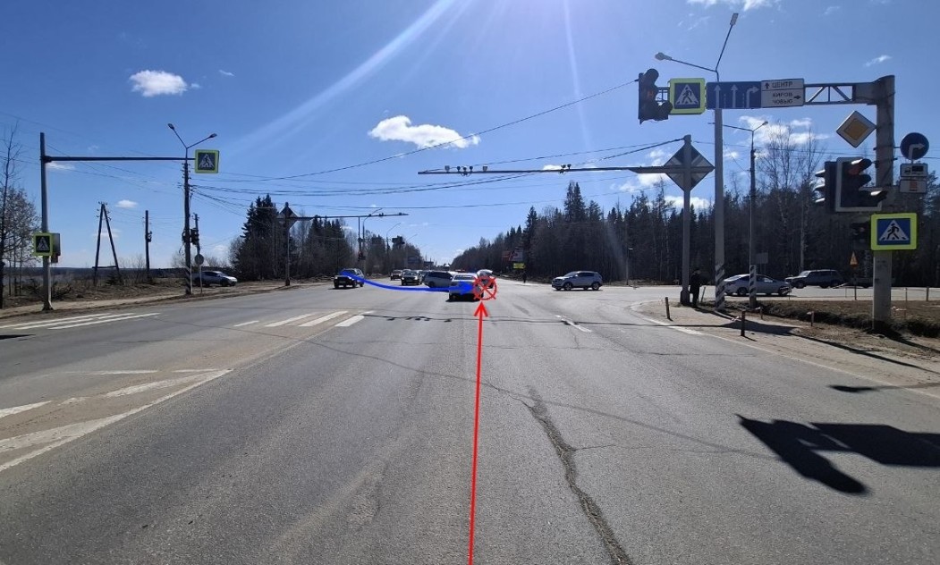 В Сыктывкаре водитель проехал на желтый и устроил ДТП