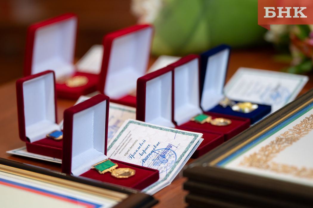 Ростислав Гольдштейн вручил госнаграды учителям и артистам