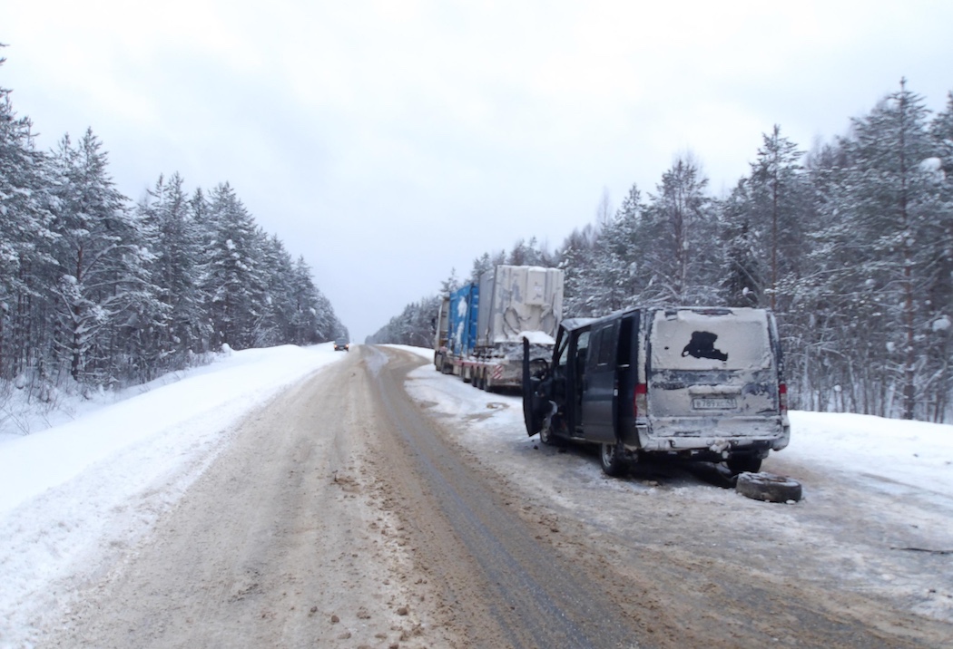 Микроавтобус с пассажирами столкнулся с двумя фурами на «Вятке»