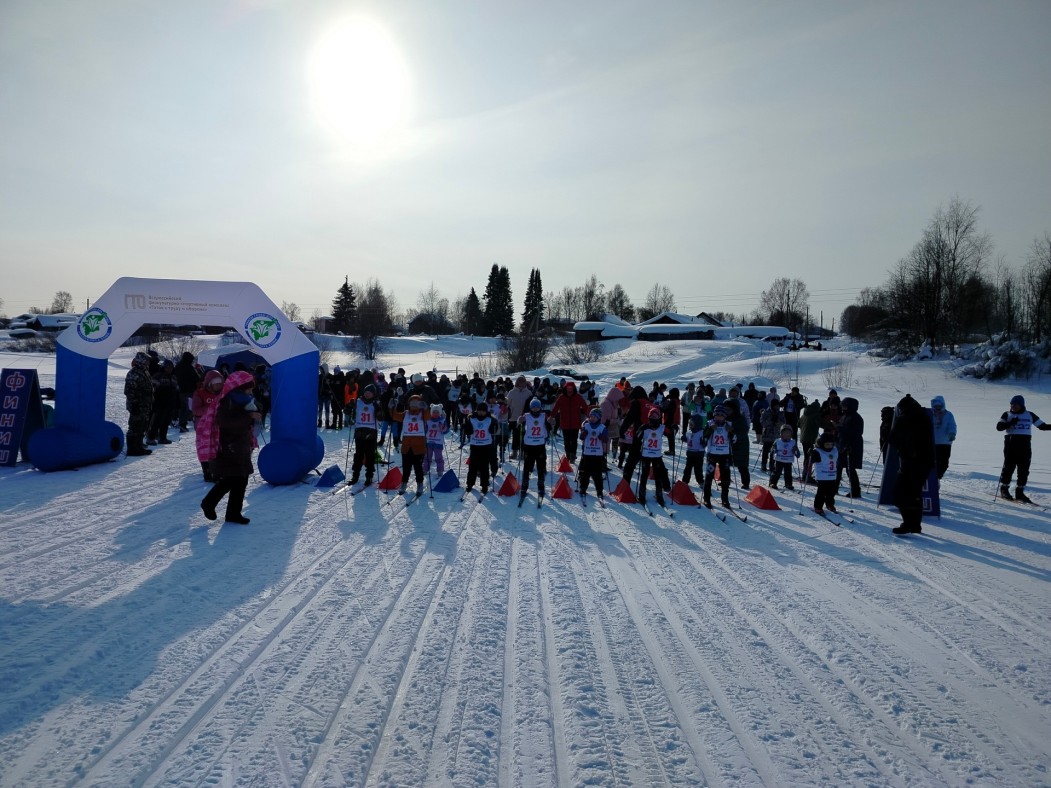 В Усть-Куломском районе устроили массовые лыжные гонки по озеру